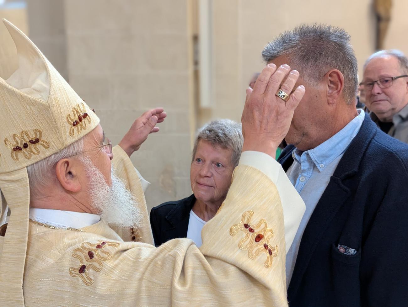 Menschen im Gottesdienst