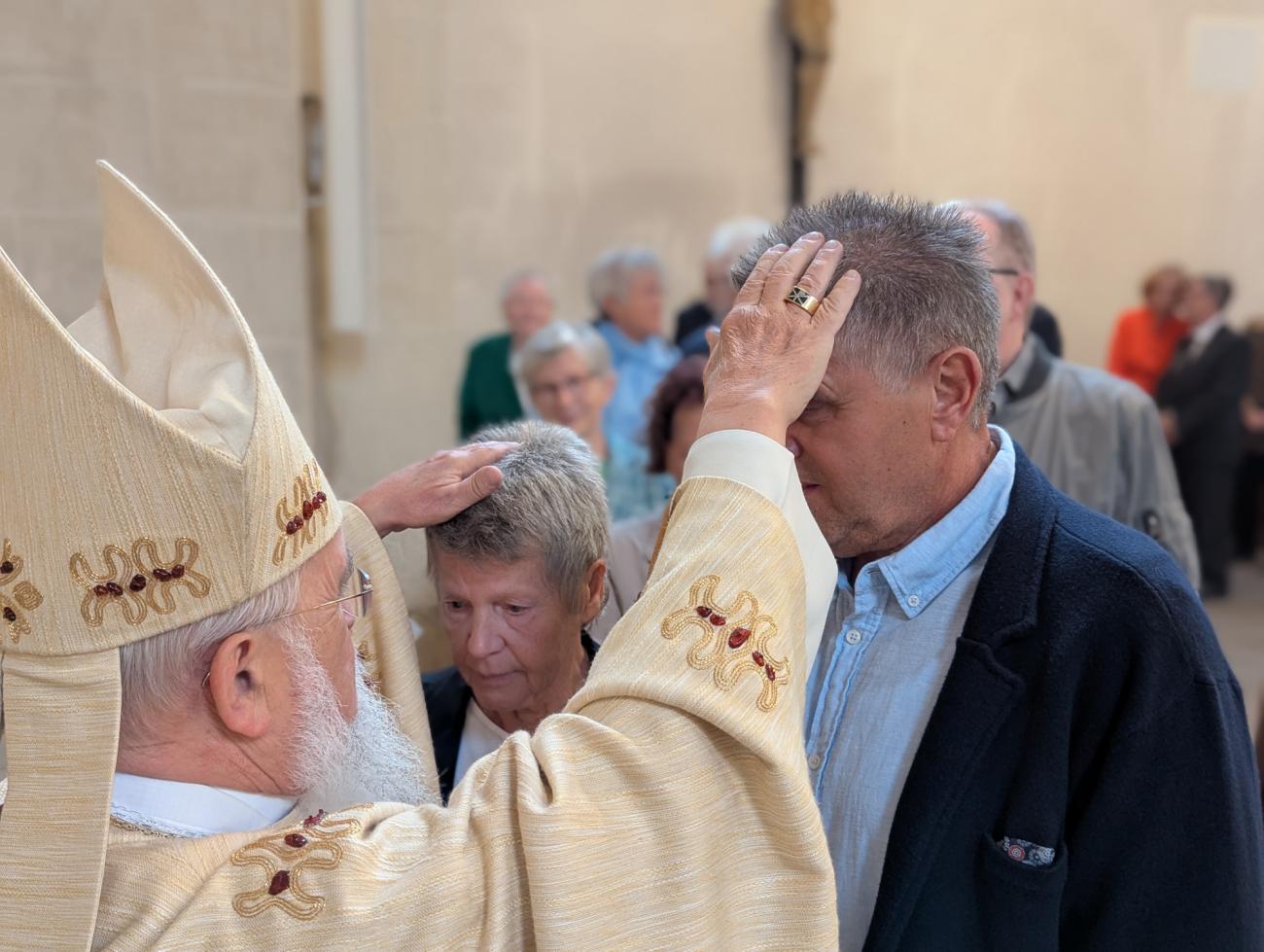 Menschen im Gottesdienst