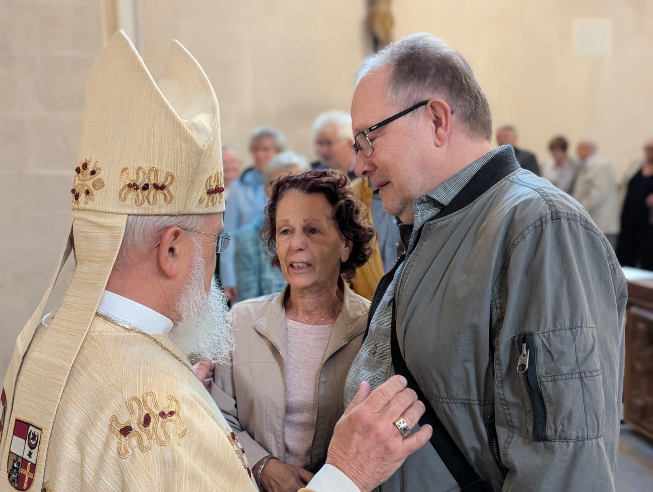 Menschen im Gottesdienst