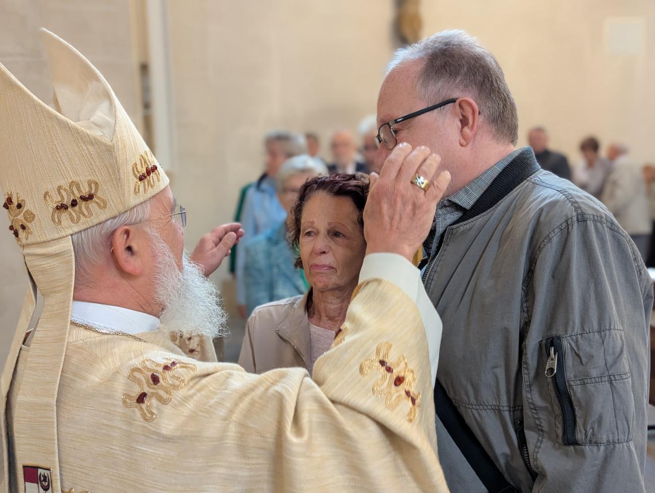 Menschen im Gottesdienst