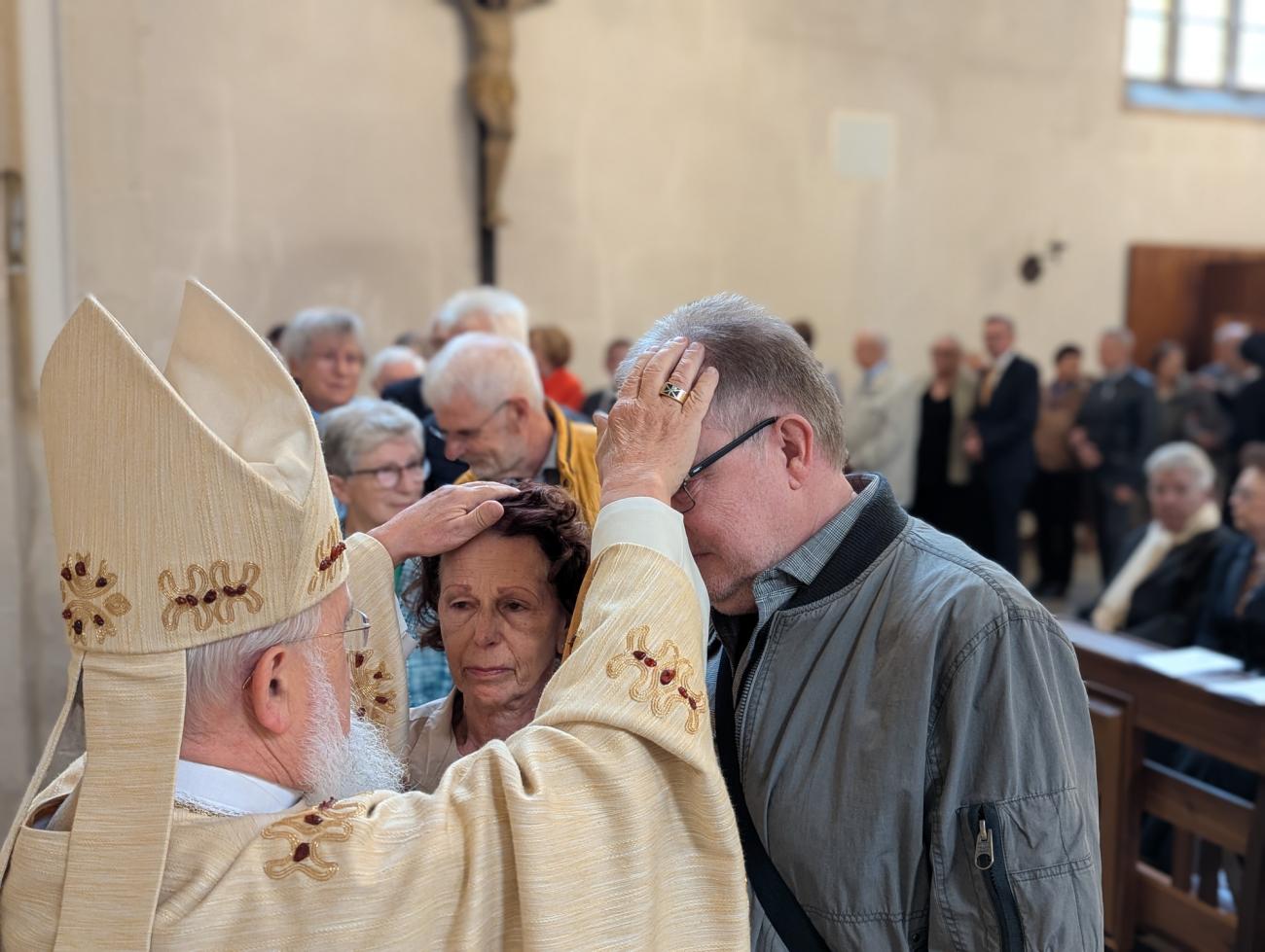 Menschen im Gottesdienst