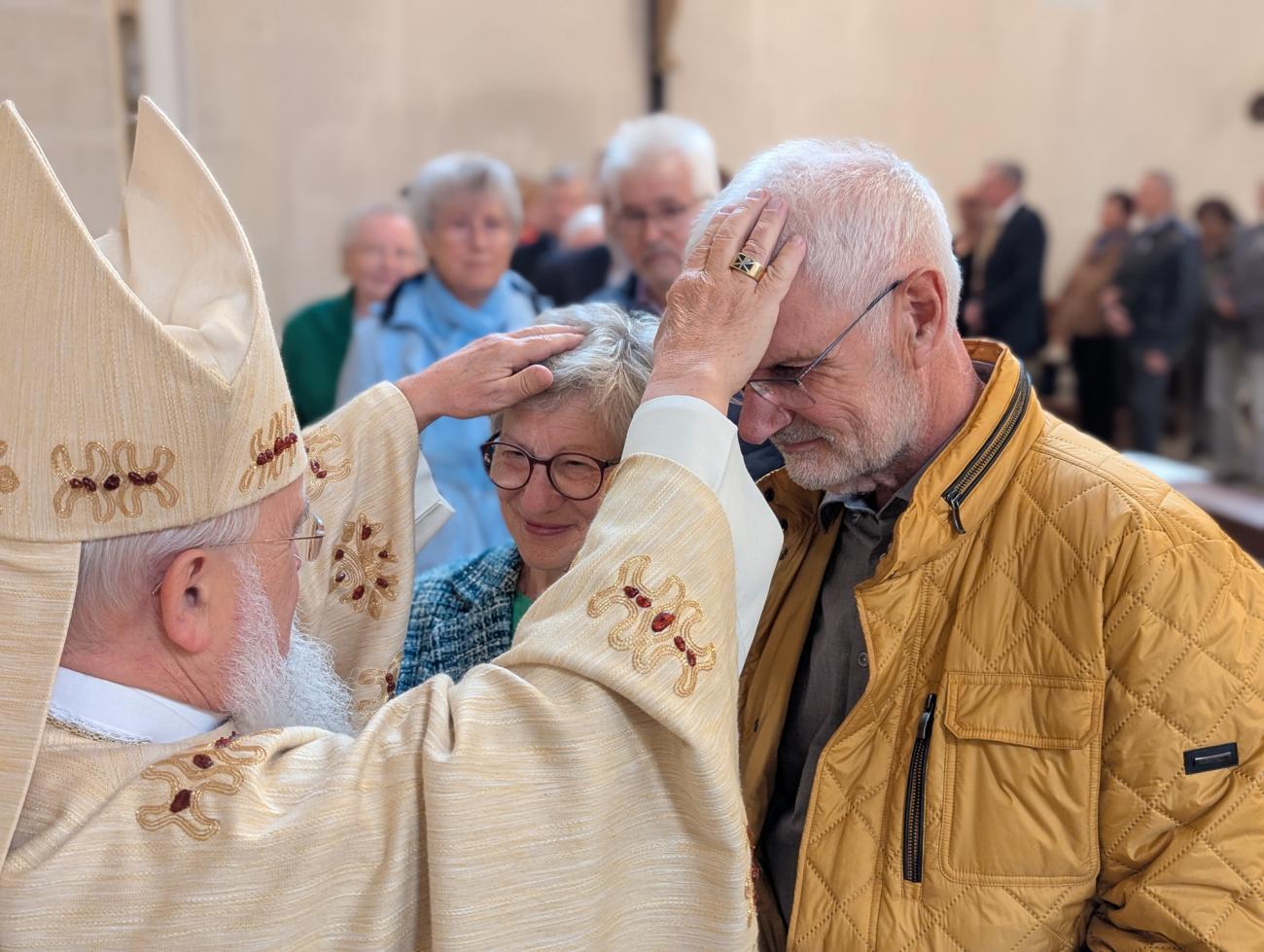 Menschen im Gottesdienst