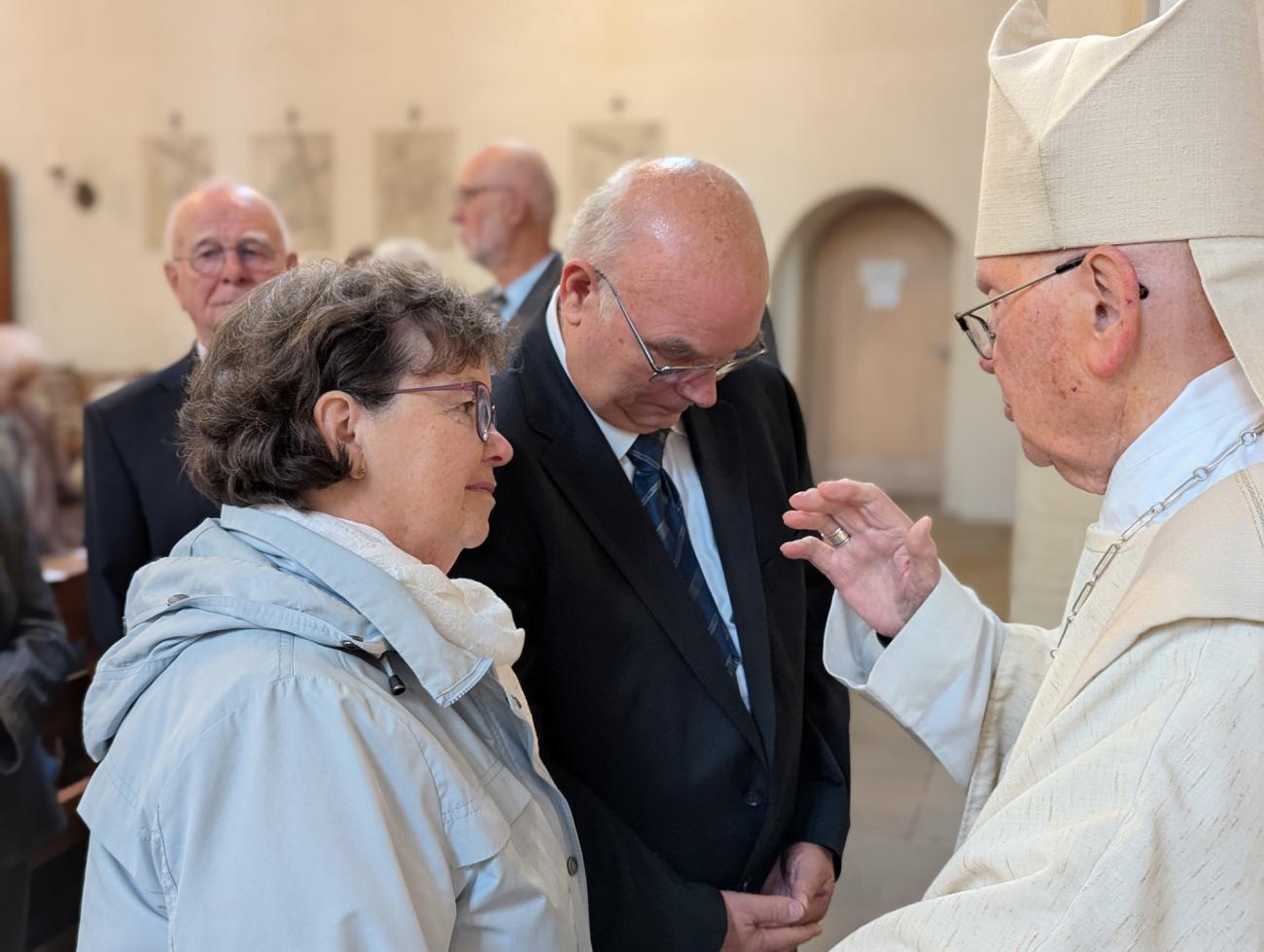 Menschen im Gottesdienst