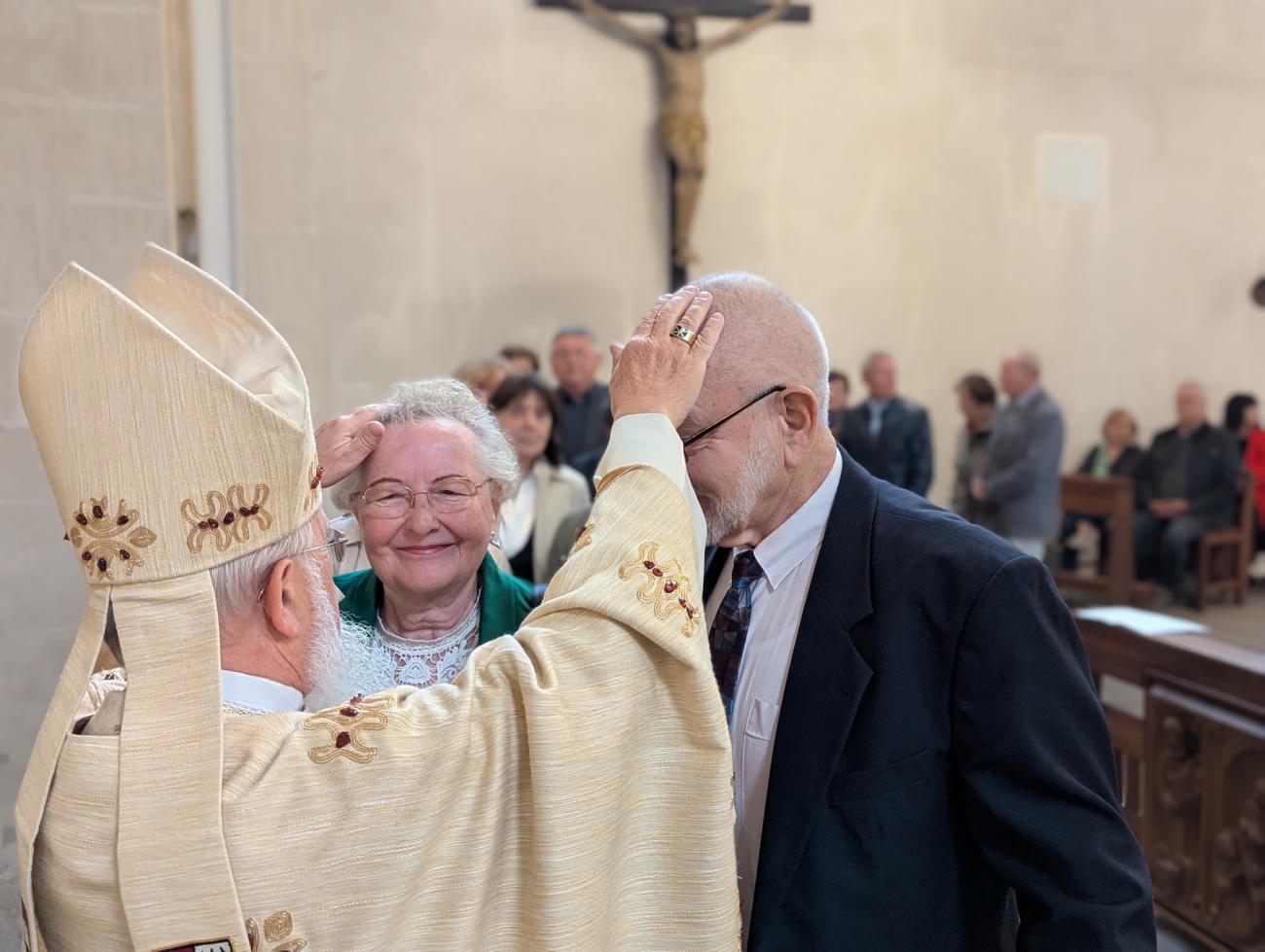 Menschen im Gottesdienst