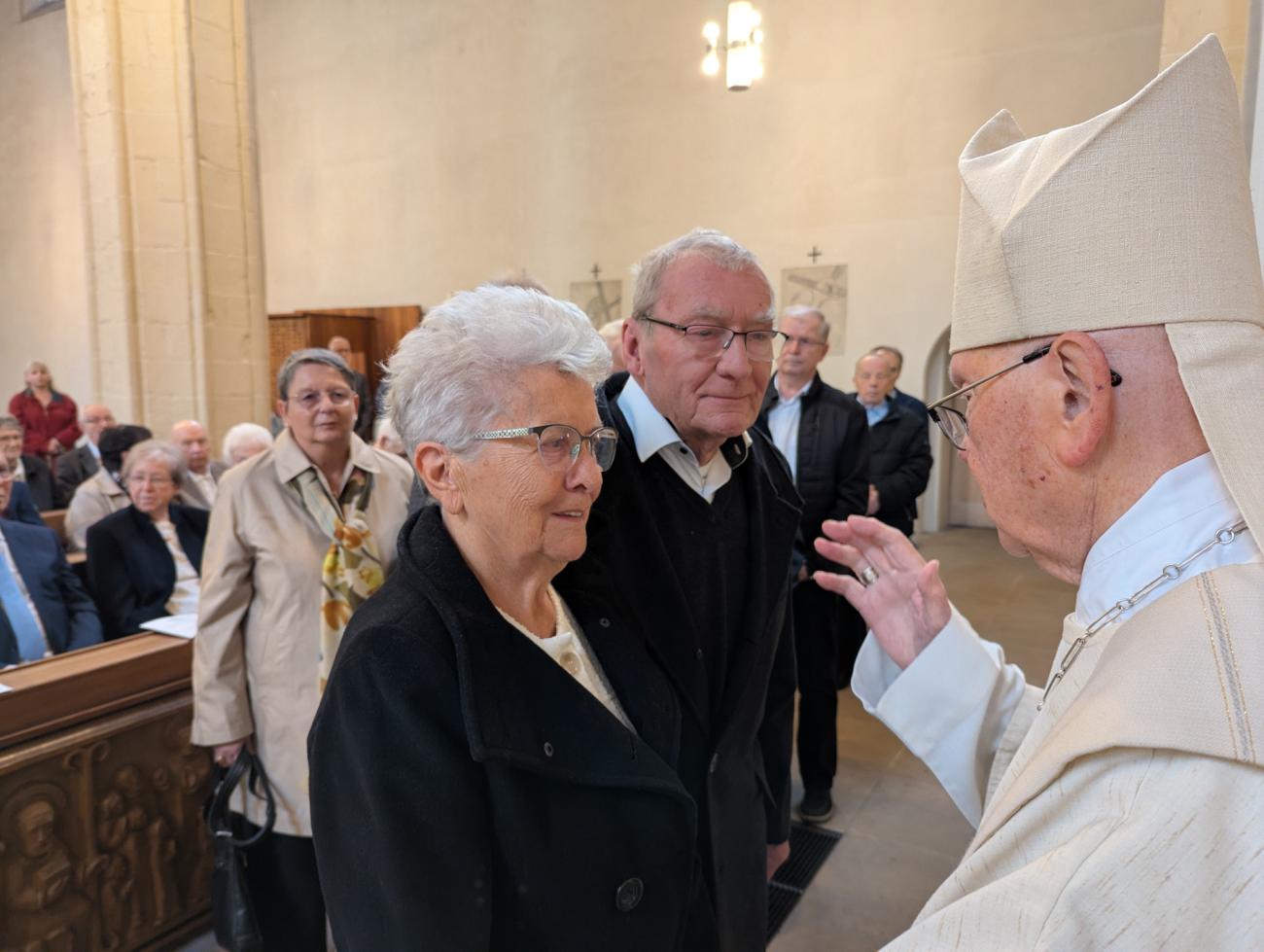 Menschen im Gottesdienst