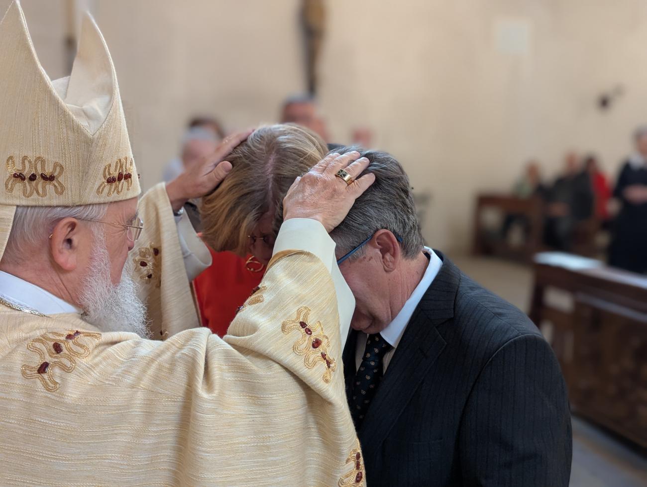 Menschen im Gottesdienst