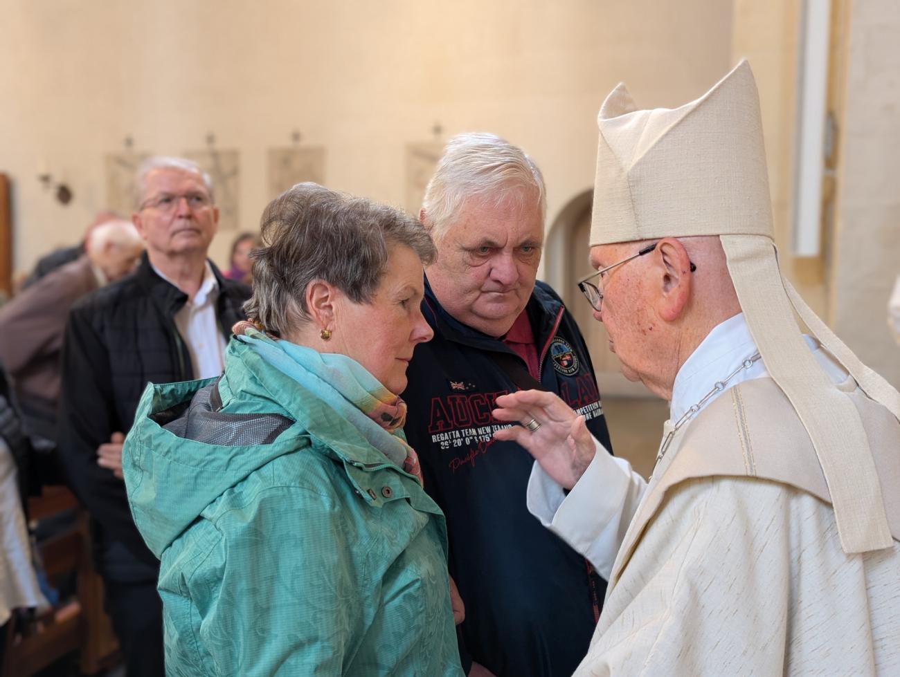 Menschen im Gottesdienst