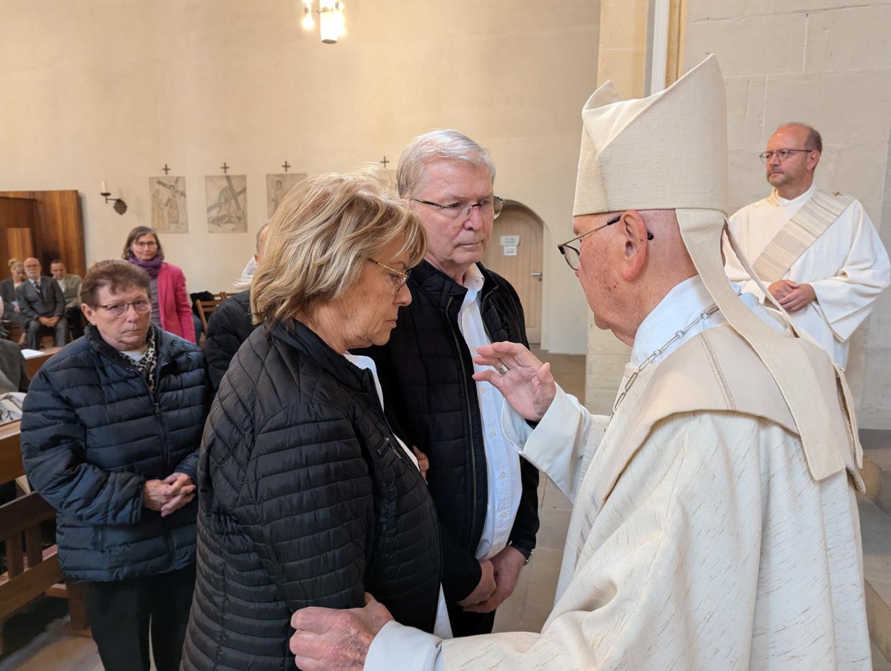 Menschen im Gottesdienst