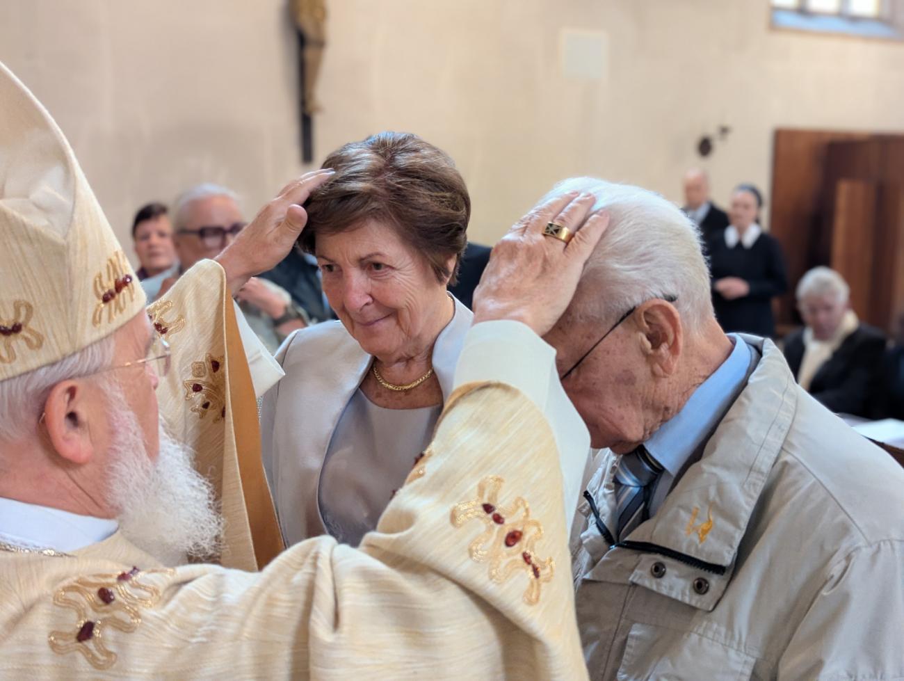 Menschen im Gottesdienst