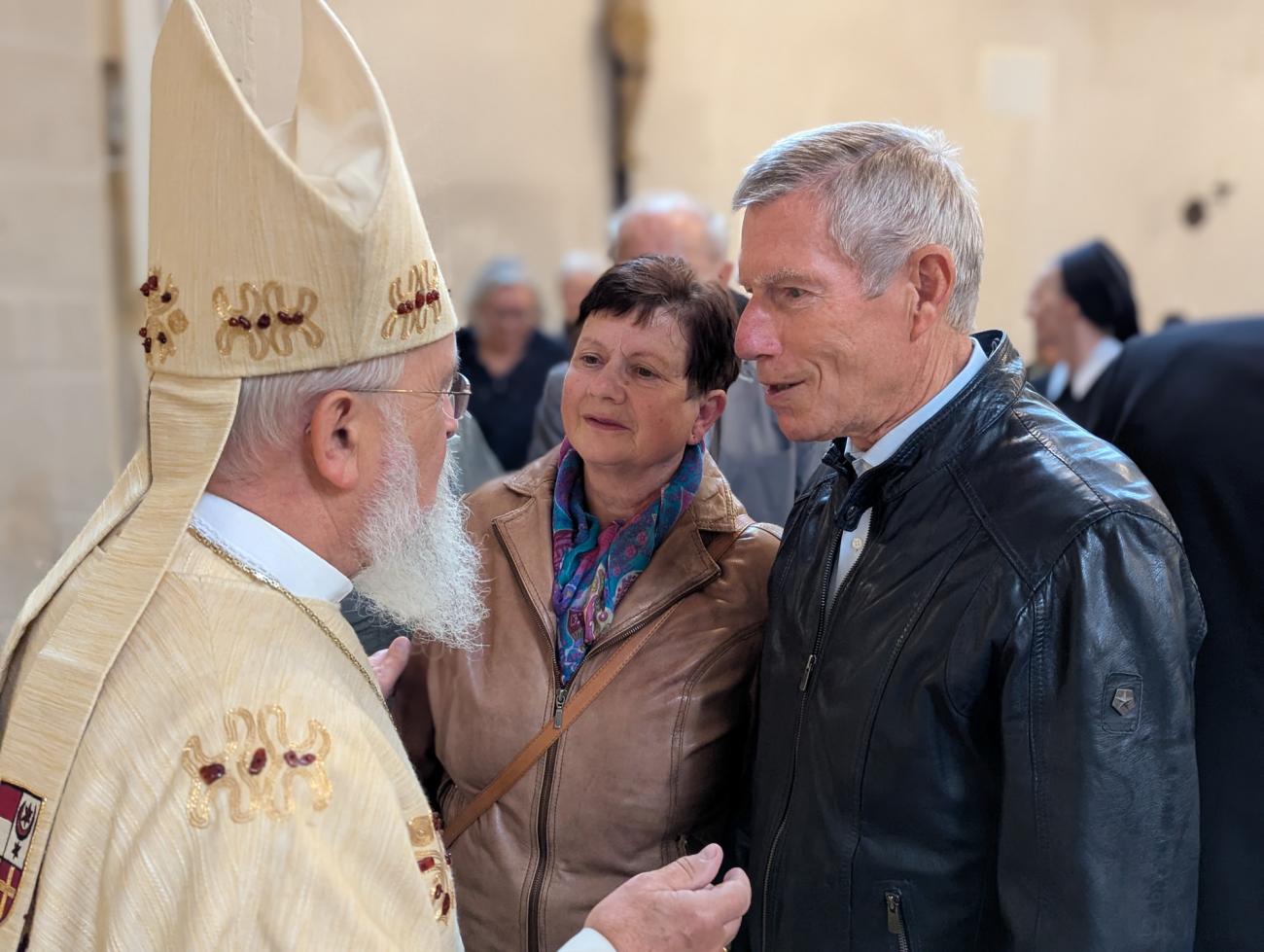 Menschen im Gottesdienst