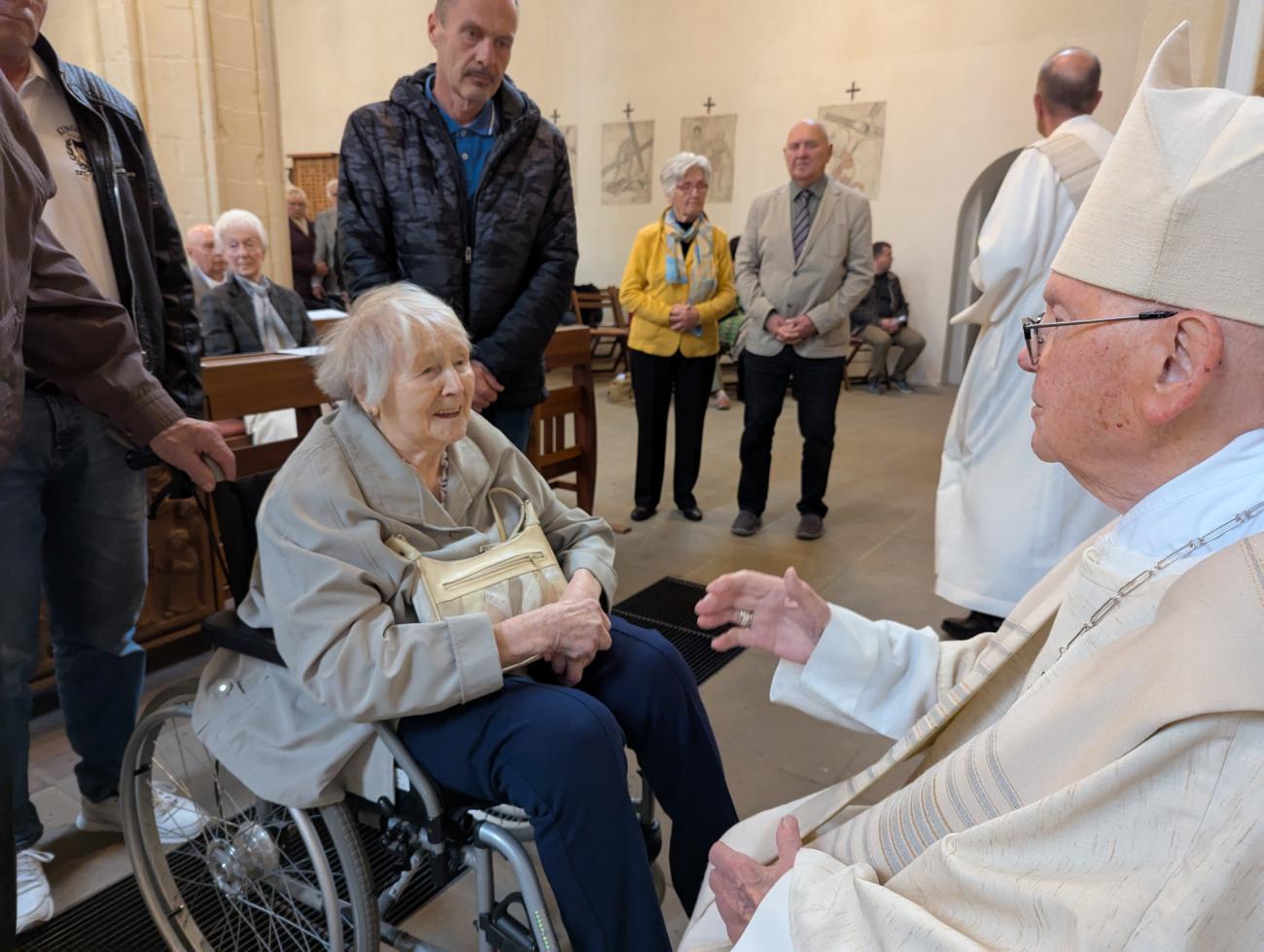 Menschen im Gottesdienst