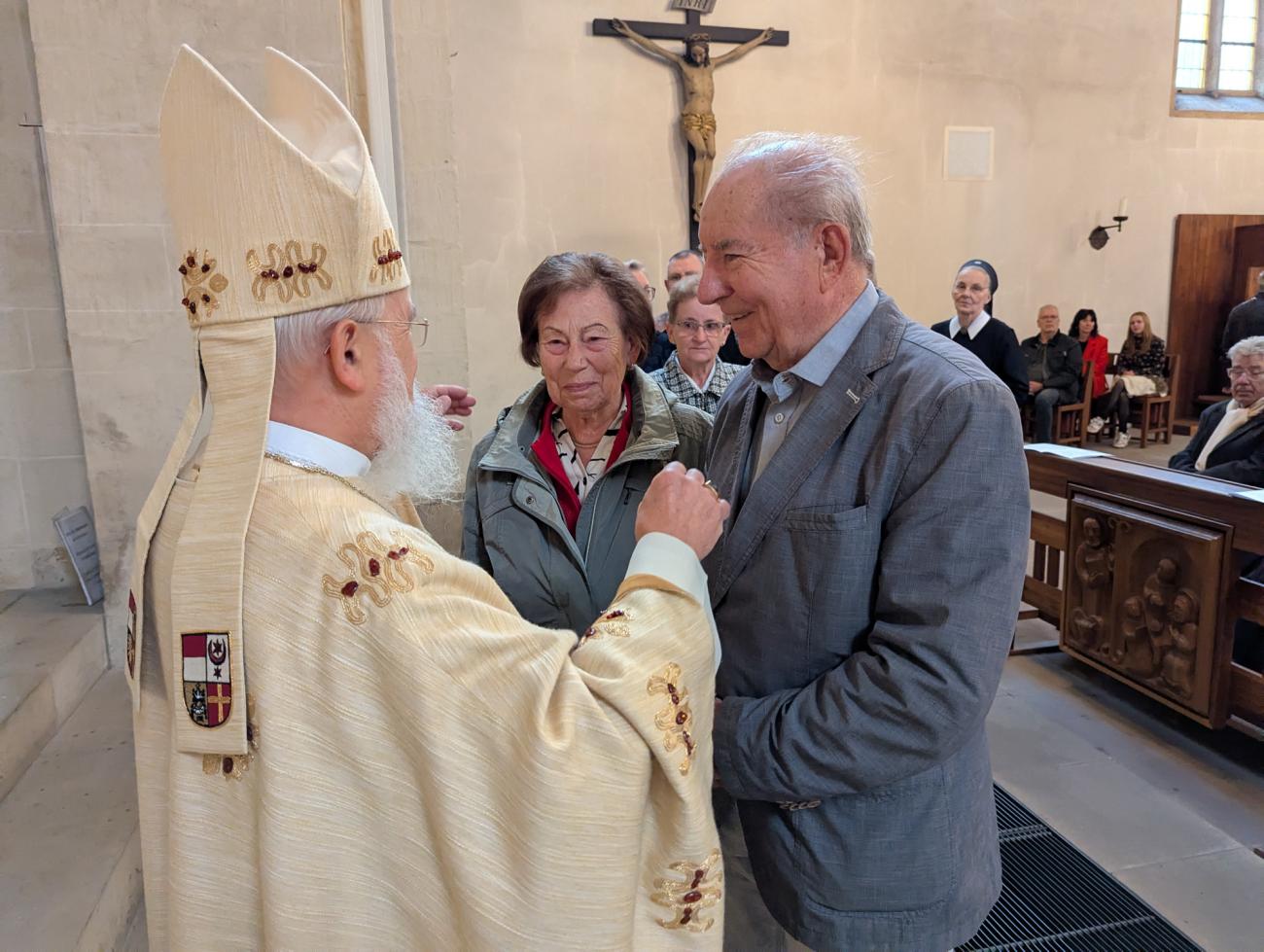 Menschen im Gottesdienst