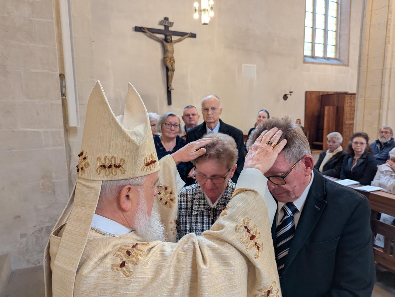 Menschen im Gottesdienst