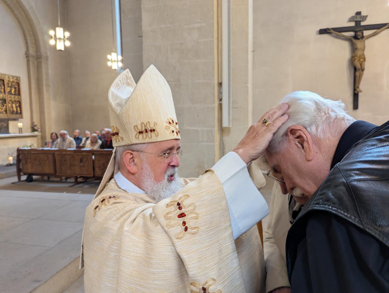 Menschen im Gottesdienst