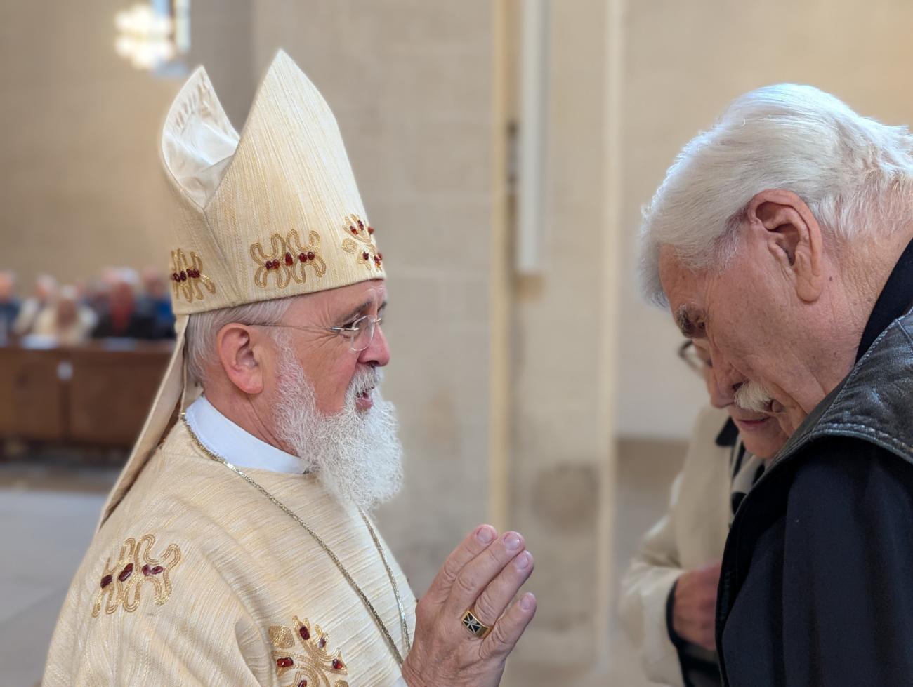 Menschen im Gottesdienst