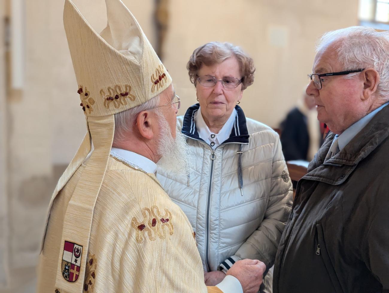 Menschen im Gottesdienst