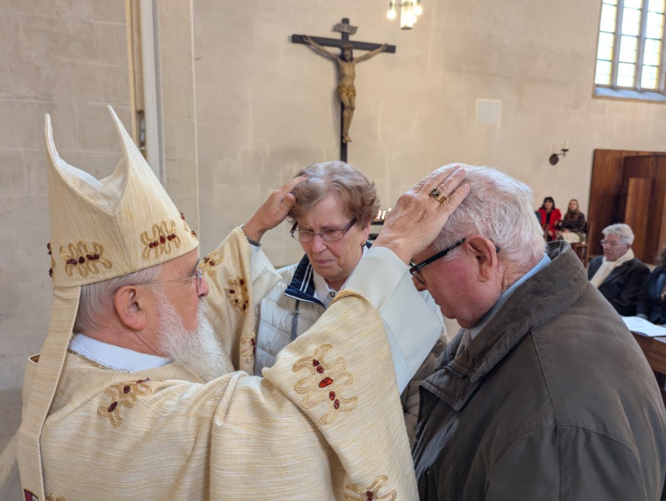 Menschen im Gottesdienst