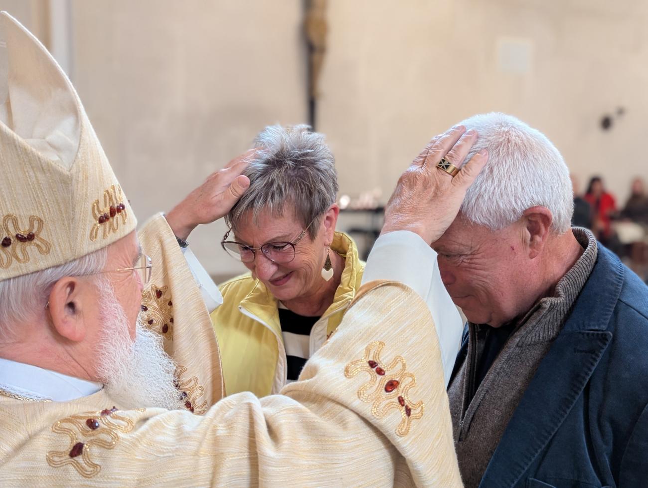 Menschen im Gottesdienst