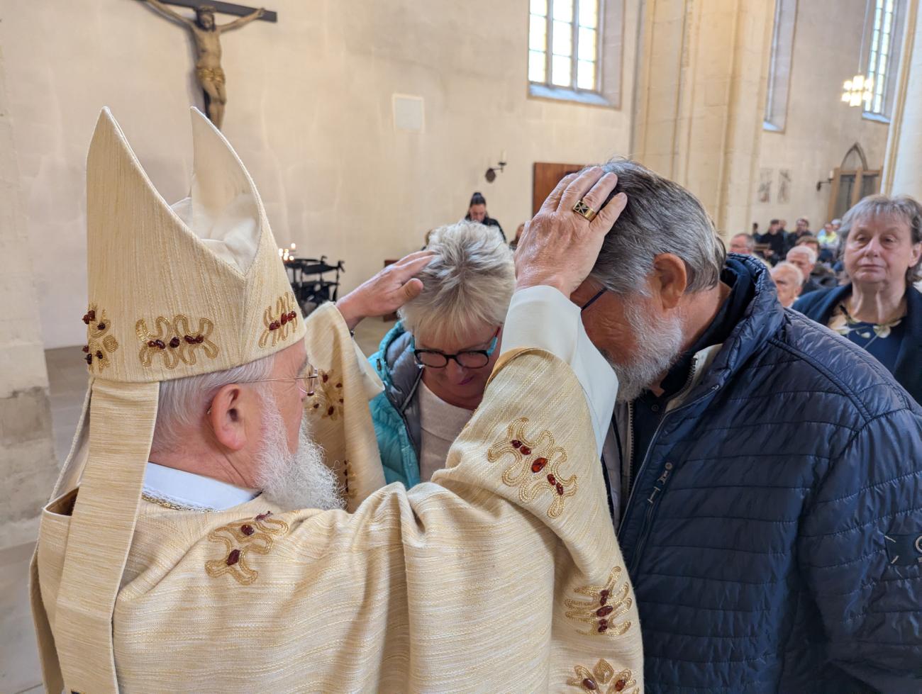 Menschen im Gottesdienst