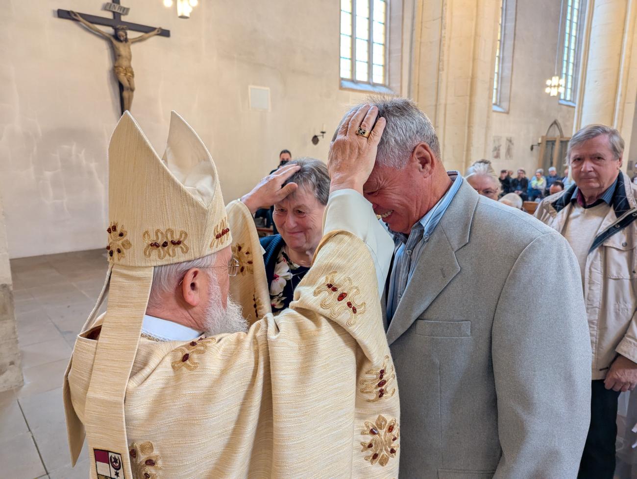 Menschen im Gottesdienst