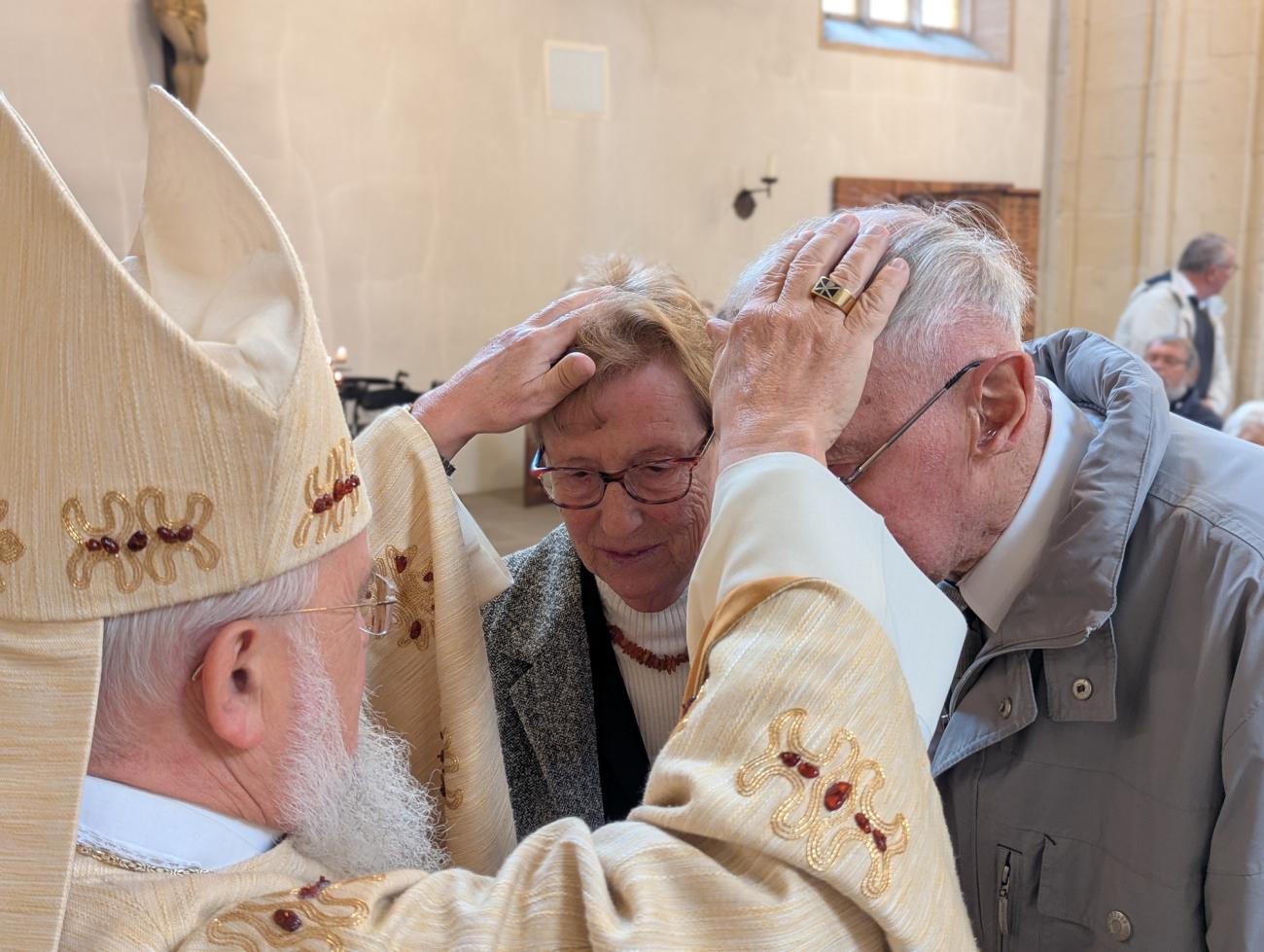 Menschen im Gottesdienst