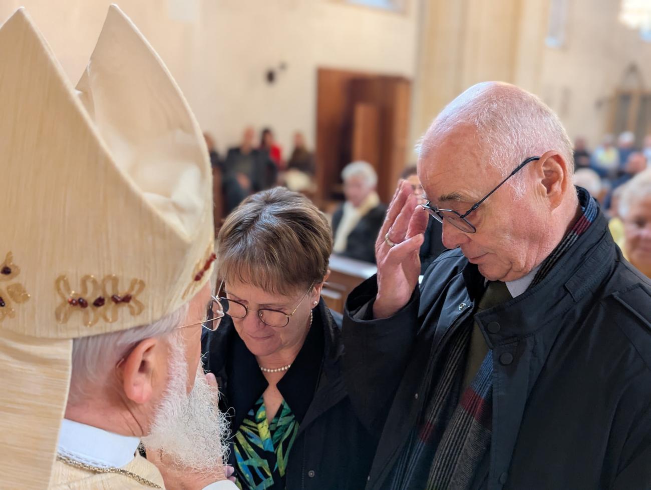 Menschen im Gottesdienst