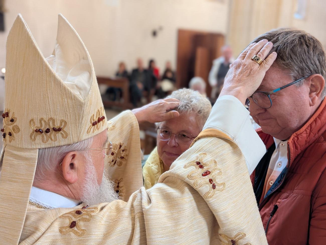 Menschen im Gottesdienst
