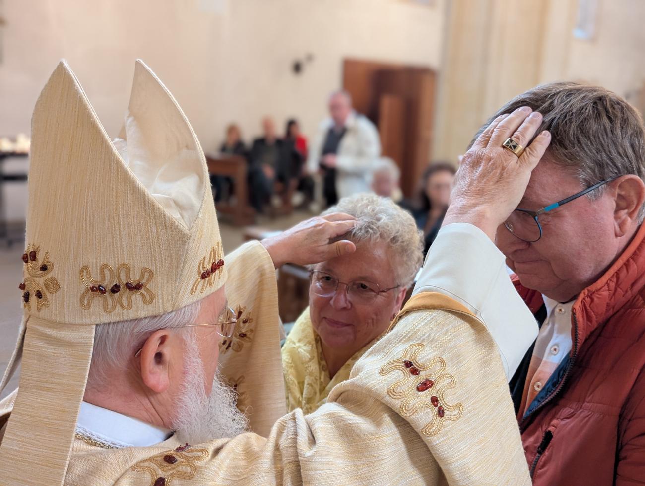 Menschen im Gottesdienst