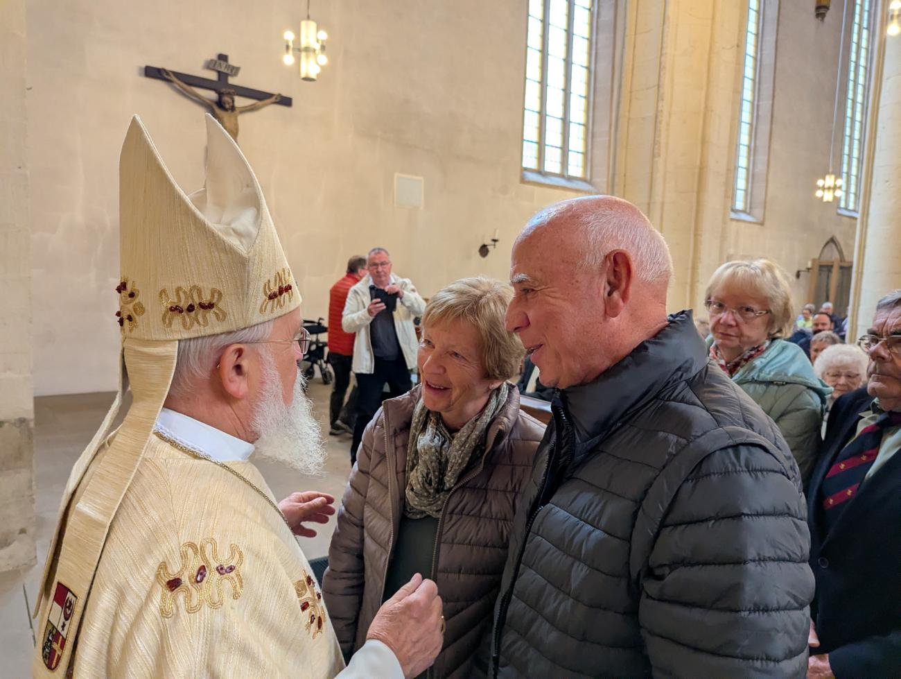 Menschen im Gottesdienst