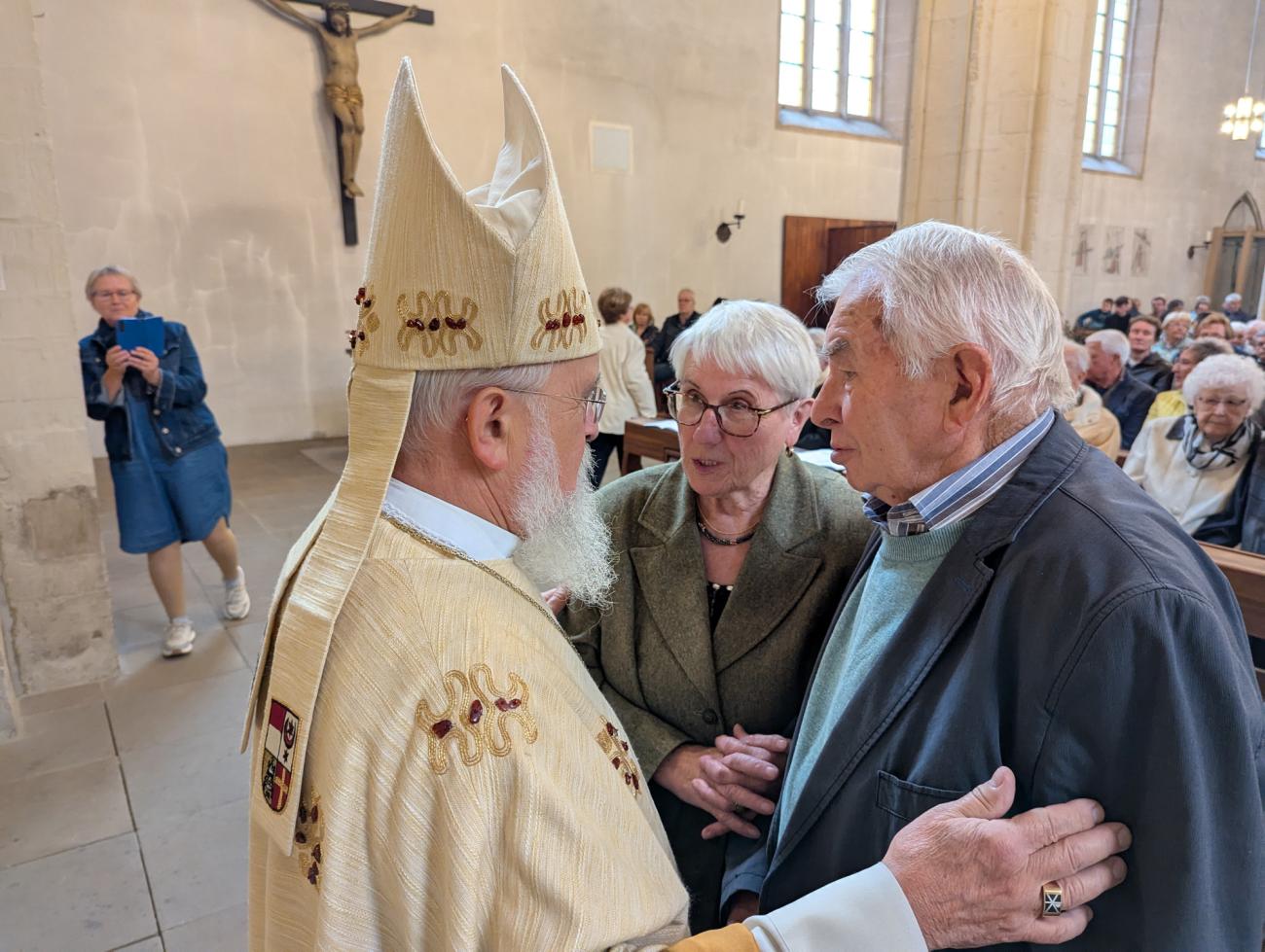 Menschen im Gottesdienst