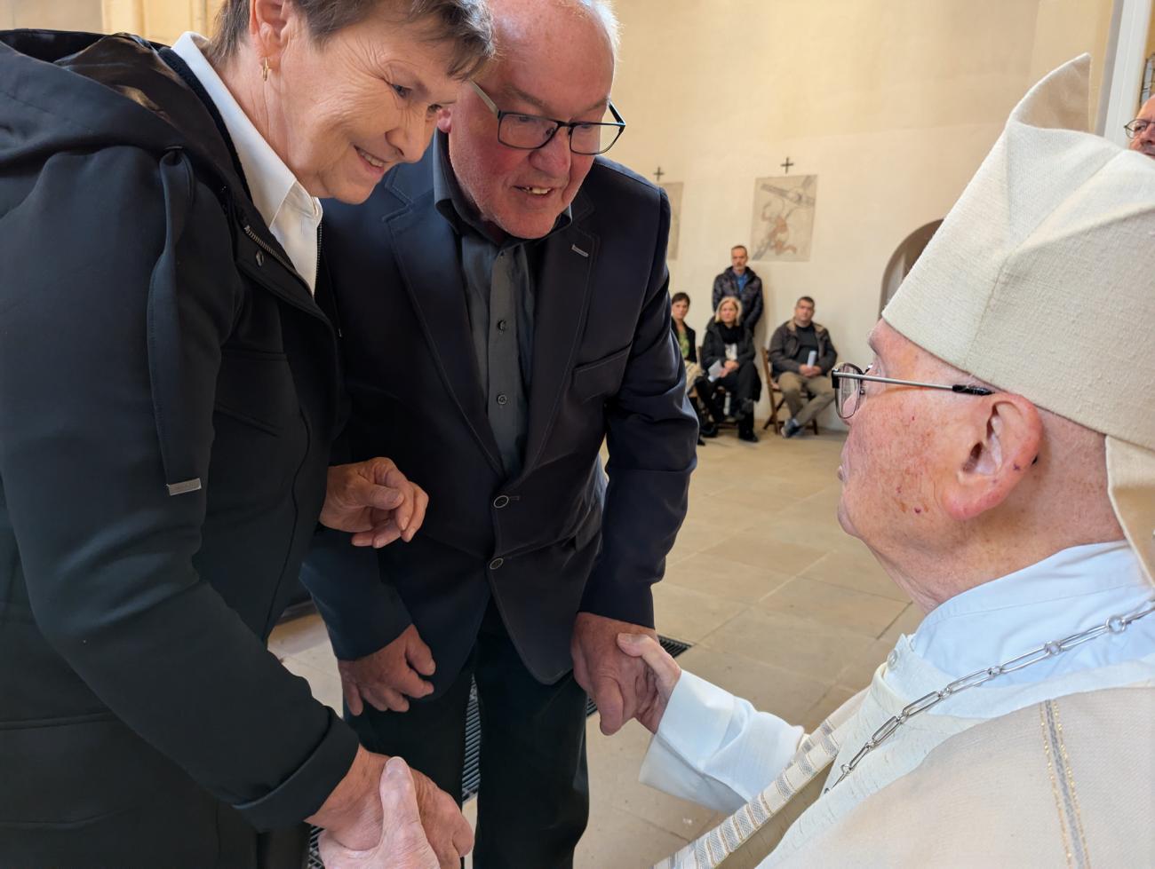 Menschen im Gottesdienst