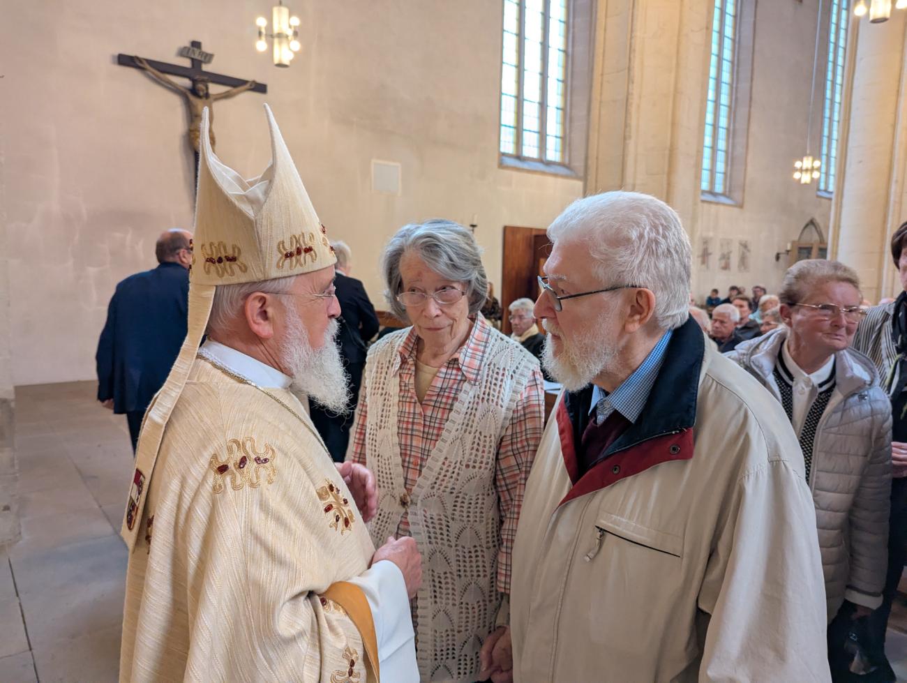 Menschen im Gottesdienst