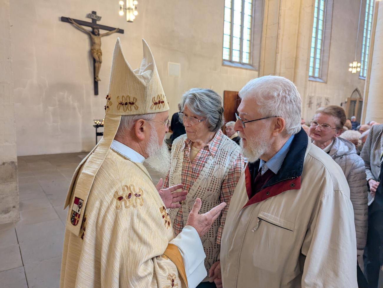 Menschen im Gottesdienst