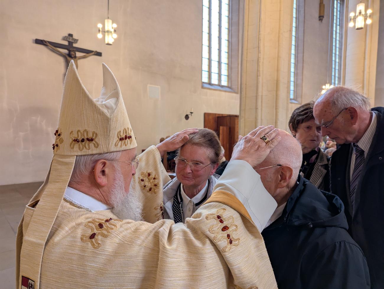 Menschen im Gottesdienst