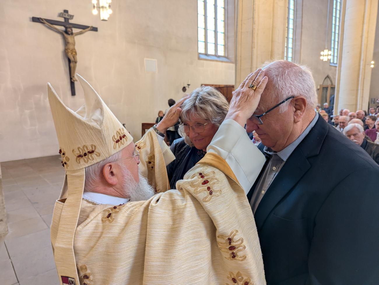 Menschen im Gottesdienst