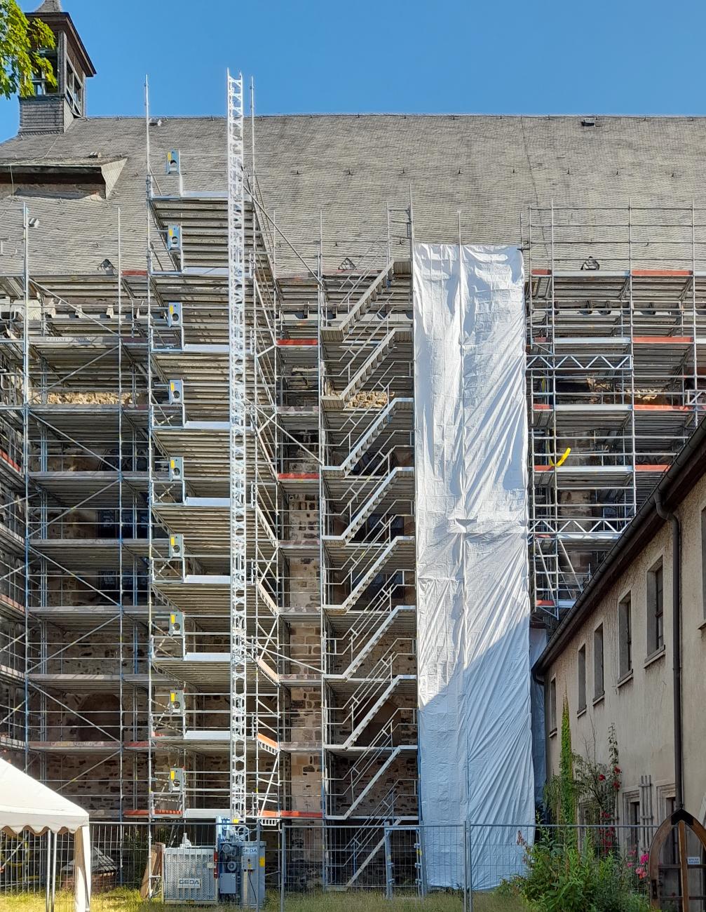EIn Gerüst an einer Kirche