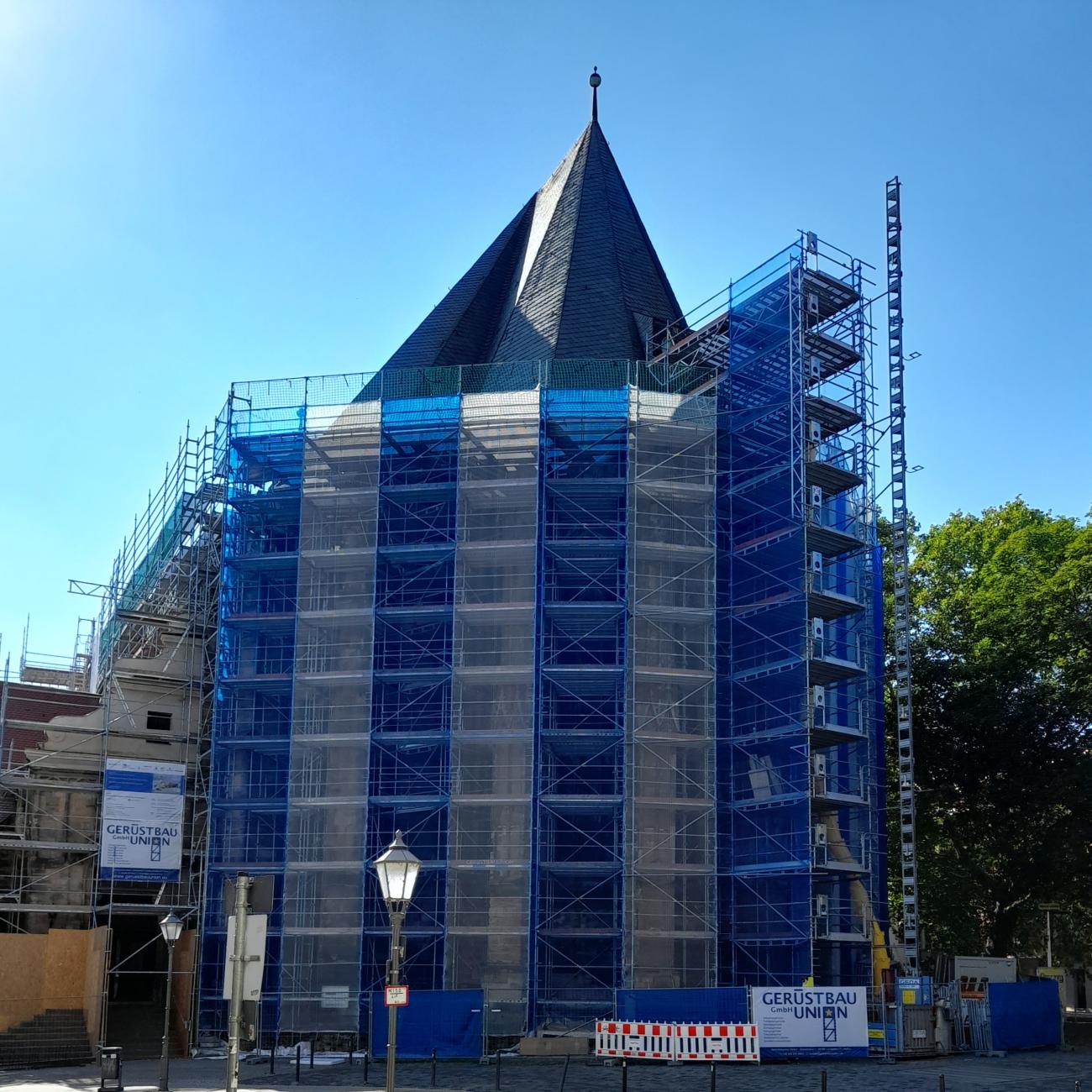 EIn Gerüst an einer Kirche