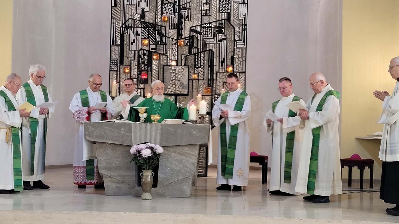 Priester bei einer Messe