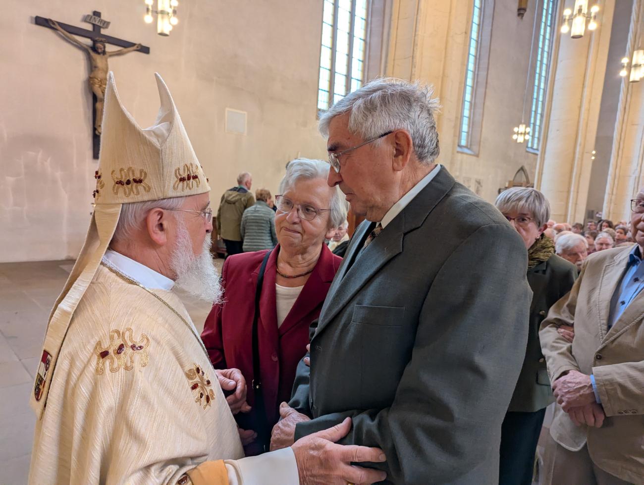 Menschen im Gottesdienst
