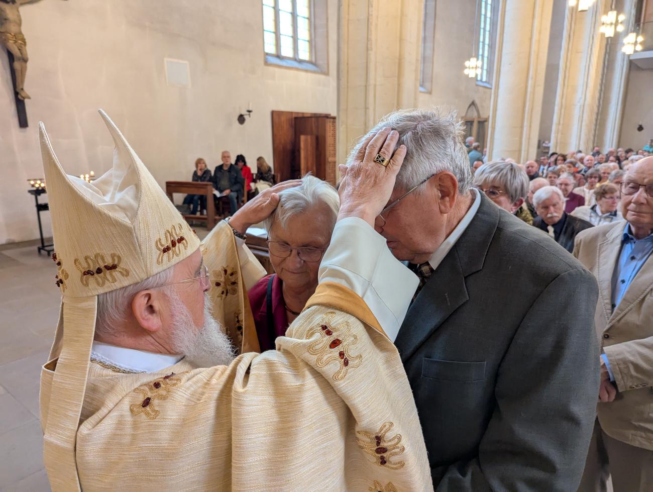 Menschen im Gottesdienst