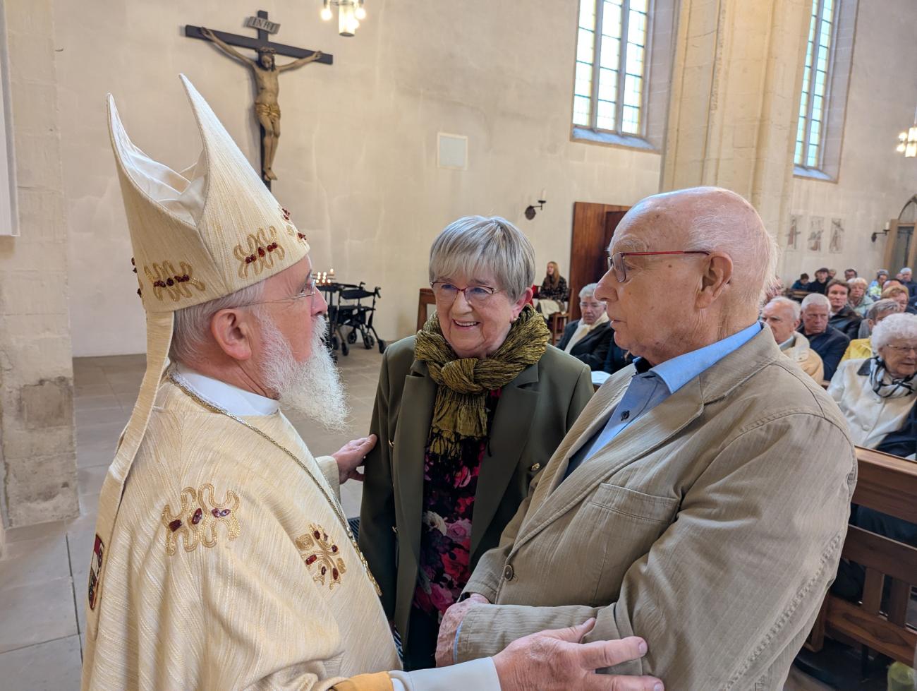 Menschen im Gottesdienst
