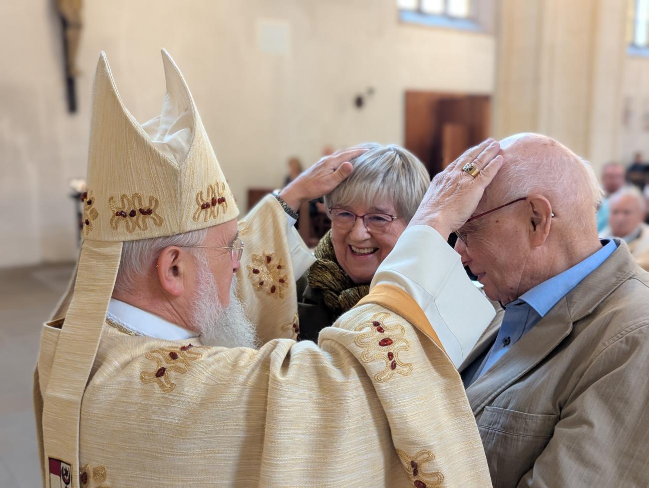 Menschen im Gottesdienst