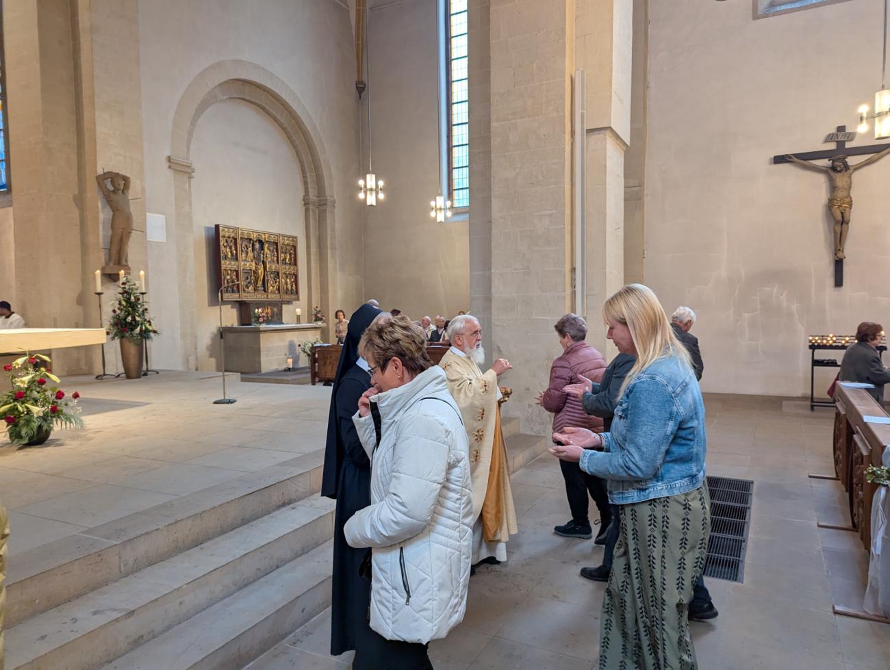 Menschen im Gottesdienst
