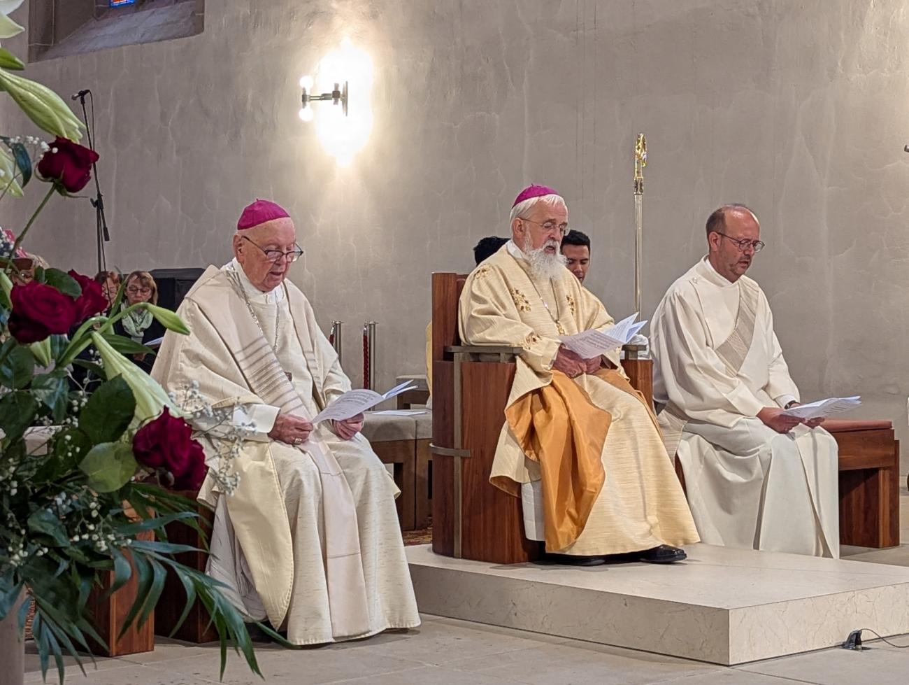 Menschen im Gottesdienst