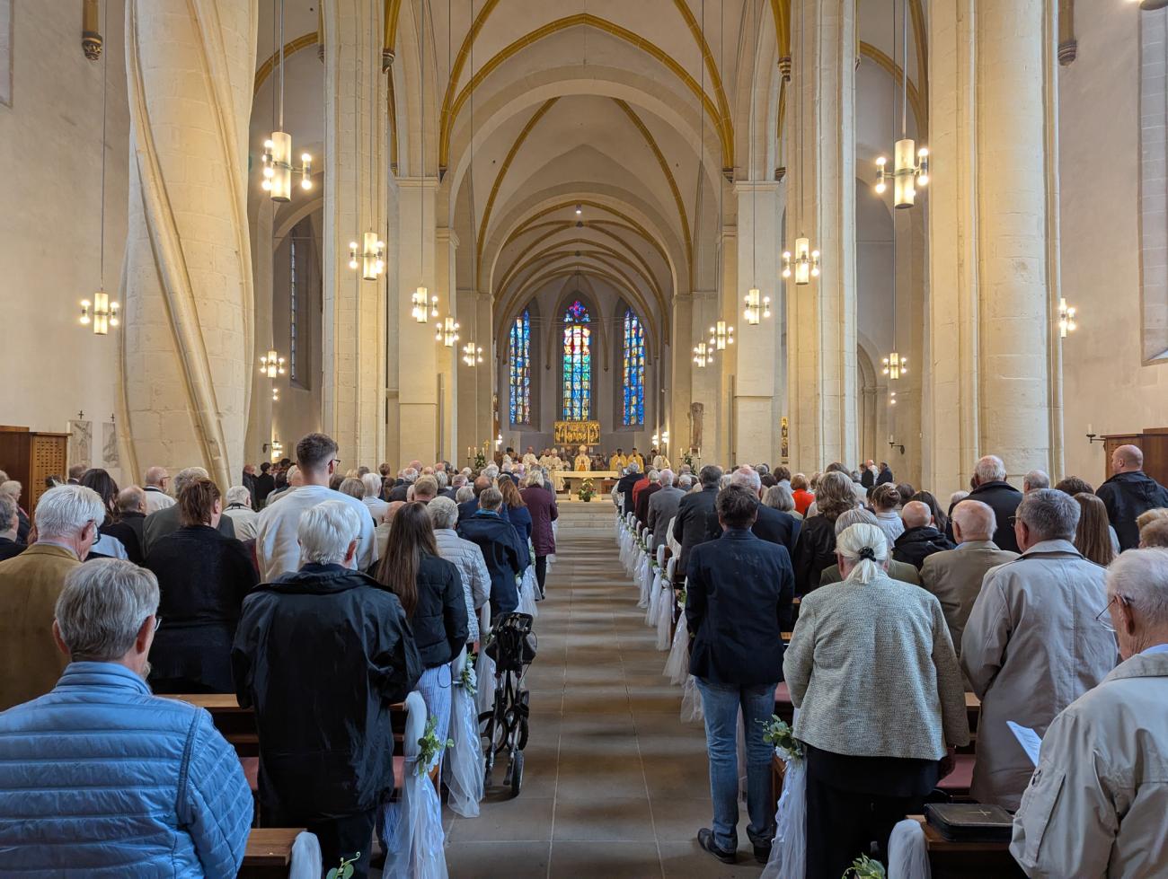 Menschen im Gottesdienst