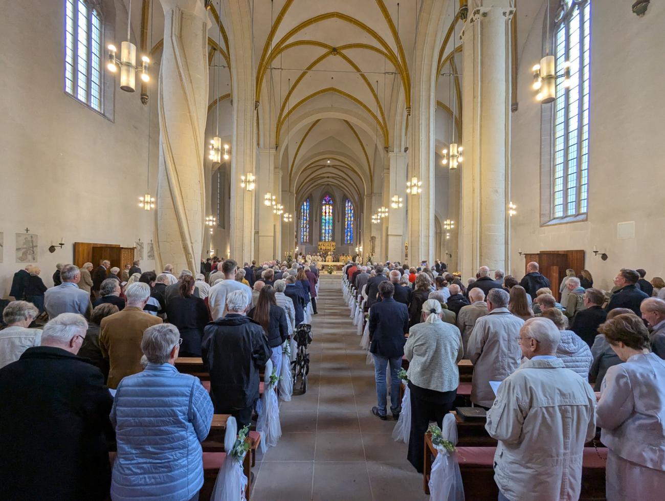 Menschen im Gottesdienst