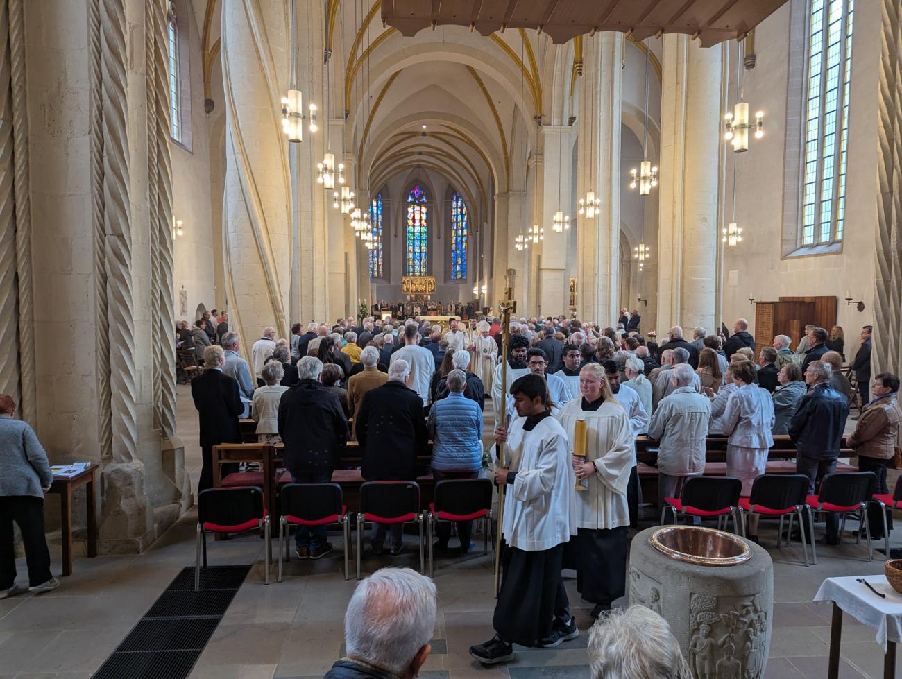 Menschen im Gottesdienst