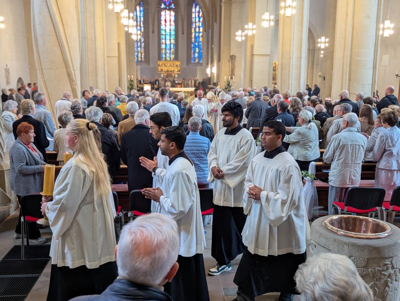 Menschen im Gottesdienst