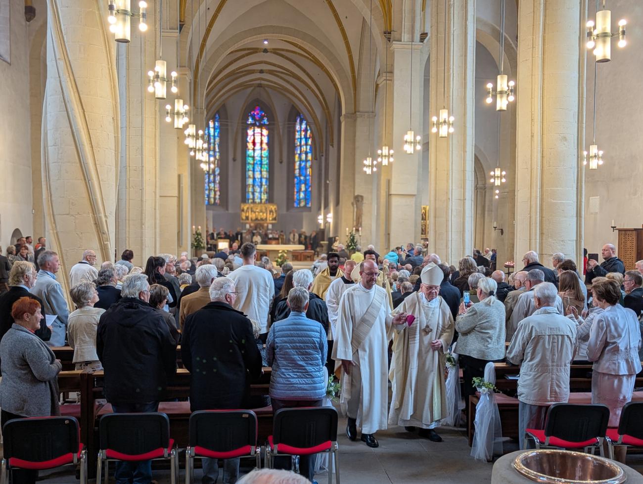 Menschen im Gottesdienst