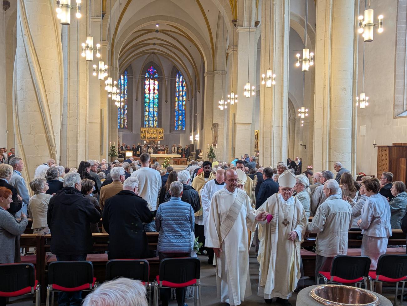 Menschen im Gottesdienst